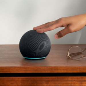 PARLANTE AMAZON ECHO DOT 5 ASISTENTE VIRTUAL MANEJA SPOTIFY NETFLIX YOUTUBE Y MAS CARBON CHARCOAL – INCLUYE FUENTE 12V 1.2A 4.0X1.7MM